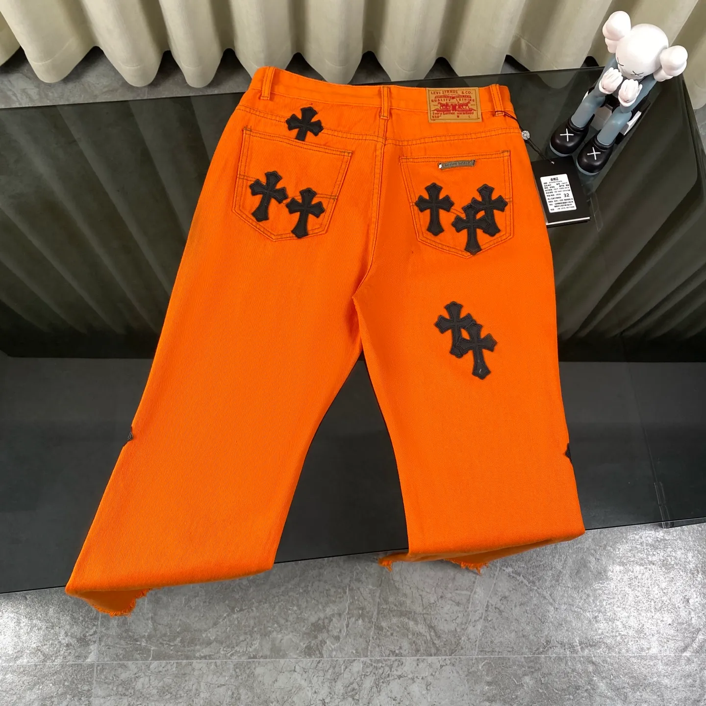 🅿️280 Chrome Hearts Orange Cow King Leather Flare Jeans 🌞It can be called the most summery style of Chrome Hearts. The vibrant orange is the unique and passionate color of summer. Wearing it, it seems to bring sunshine and dazzling.  These pants are modified based on Levi's genuine American-made 90 second-hand soleplates, and the quality is guaranteed. The sterling silver hardware accessories are full of texture and reflect fine light as the body moves, giving it a high-end feel. The lambskin leather craftsmanship is exquisite, the soft leather collides with the tough denim, and the design is full of sense.  The bell-bottom style is retro and fashionable. It not only modifies the shape of the legs, but also makes you walk with wind and full aura. Whether paired with a simple white T-shirt or a personalized short top, you can easily create an exclusive trendy look.  🔶The unique orange color stands out among the crowd of jeans and easily becomes the focus of your outfit.  Size covers M-XXL (corresponding to sizes 30-36),